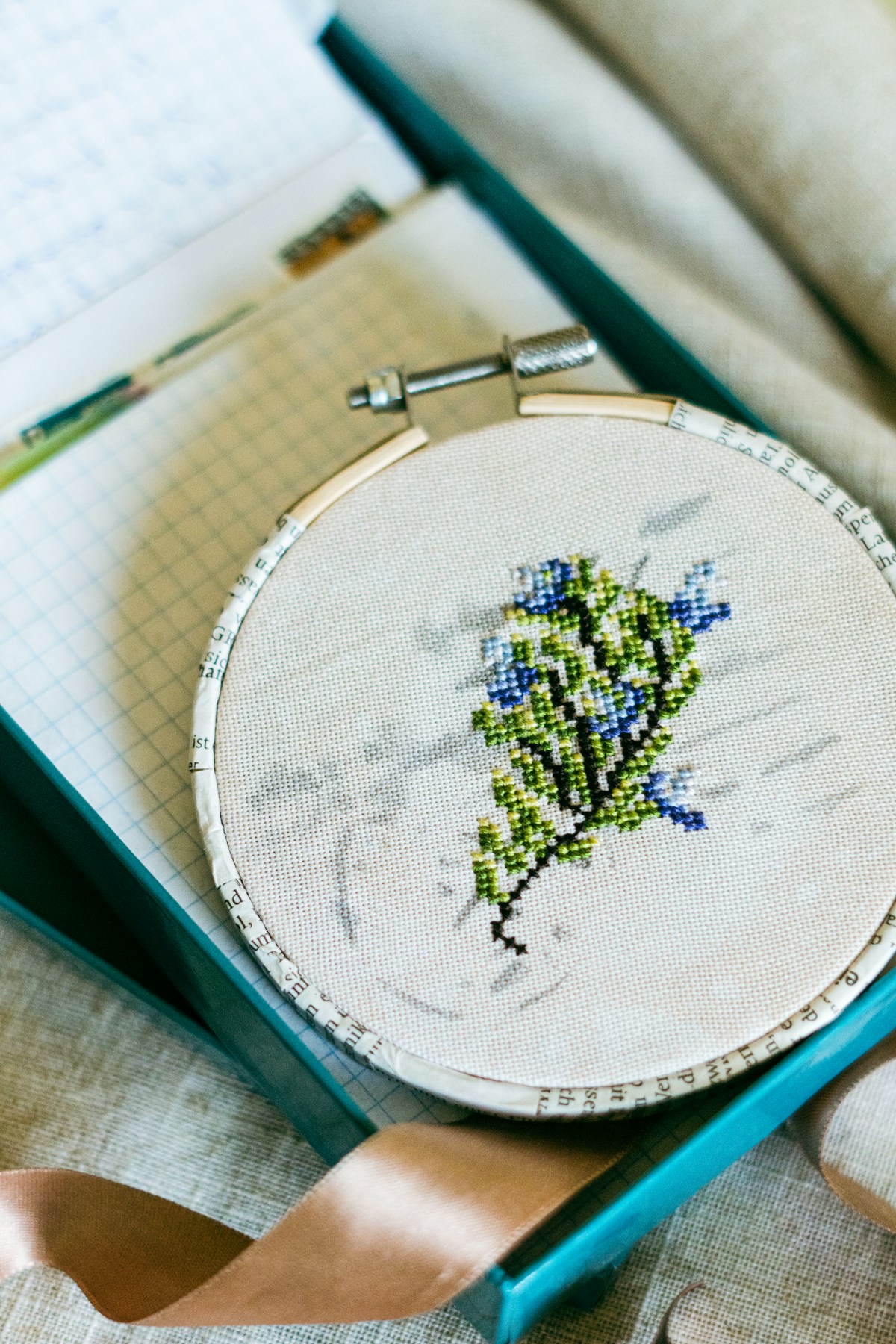 Bordado floral en bastidor